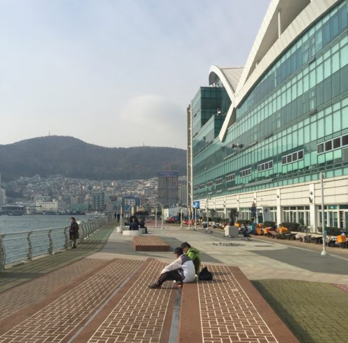 Chợ cá Busan. Tòa nhà chợ cá nhìn từ phía biển (Cảng cá)